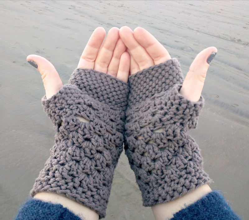 Chunky Fingerless Crochet Gloves-FREE Crochet Fingerless Mitt pattern