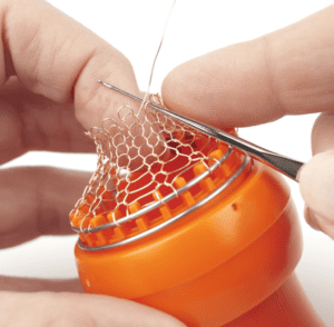 Automatic release invisible spool knitting tool