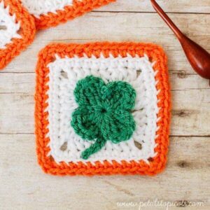 Free knit and crochet St. Patrick's Day pattern. Picture of coaster with green four leaf clover. Marly Bird