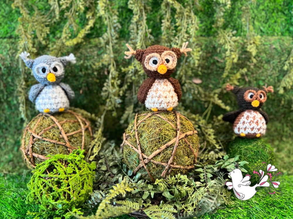Alden the Owl of Apricot Lane in 2 sizes and 3 different colorways of the amigurumi owl pattern - free pattern on Marly Bird Website. Amigurumi free crochet animal pattern.
